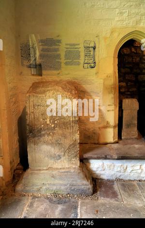 Römische Artefakte - der Paulinusstein und der kleine Altar - an der Kirche von St Steven & St Tathan, Caerwent Village, South Wales. Stockfoto