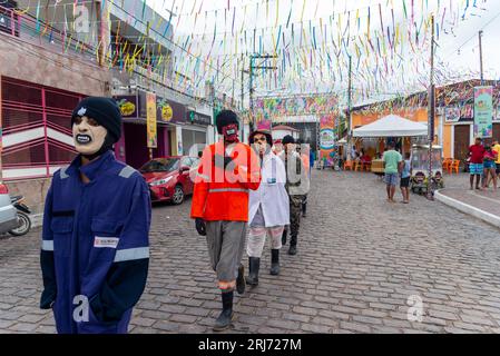 Maragogipe, Bahia, Brasilien - 20. Februar 2023: Eine Gruppe von Menschen in Kostümen und mit Horrormasken werden im Karneval in der Stadt Maragogipe gesehen, in Stockfoto