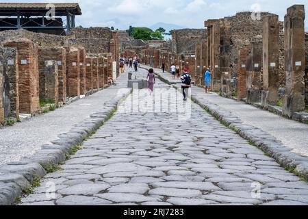 Blick nach Osten entlang der Via dell’ Abbondanza in den Ruinen der antiken Stadt Pompeji in der Region Kampanien in Süditalien Stockfoto