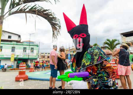 Maragogipe, Bahia, Brasilien - 20. Februar 2023: Die Menschen haben Spaß und Paraden in den Straßen von Maragogipe, Bahia, während des Karnevals 2023. Stockfoto