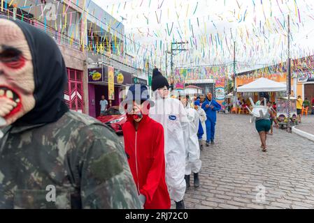 Maragogipe, Bahia, Brasilien - 20. Februar 2023: Eine Gruppe von Menschen in Kostümen und mit Horrormasken werden im Karneval in der Stadt Maragogipe gesehen, in Stockfoto