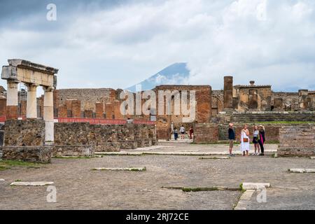 Das Forum Romanum mit Blick nach Norden, mit Vesuv in der Ferne, in den Ruinen der antiken Stadt Pompeji in der Region Kampanien in Süditalien Stockfoto