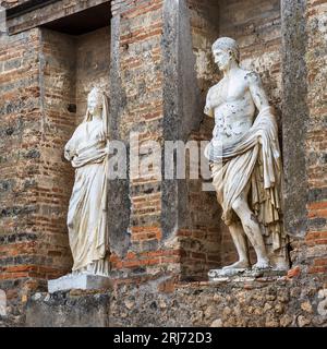 Kopien von zwei Marmorstatuen im Macellum (Marktplatz) in den Ruinen der antiken Stadt Pompeji in der Region Kampanien, Süditalien Stockfoto