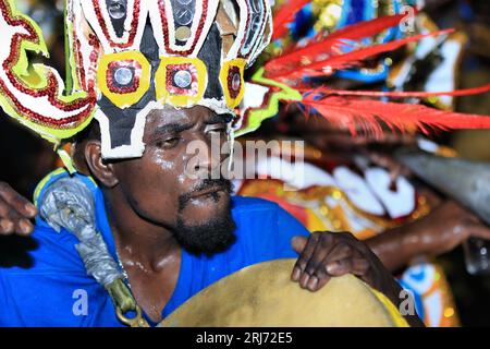 Ein afroamerikanischer Trommelspieler anlässlich des Junkanoo New Year's Day in Nassau Stockfoto