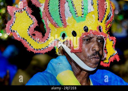 Ein Mann, der auf einer Trommel während der Junkanoo Street Parade zum Neujahrstag in Nassau, den Bahamas, auftritt Stockfoto