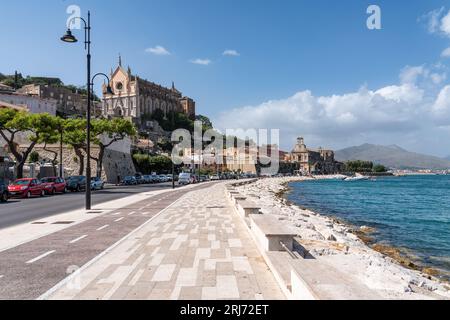 Ein wunderschöner Blick auf die Kirche San Francesco in der italienischen Stadt Gaeta Stockfoto