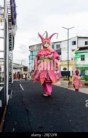 Maragogipe, Bahia, Brasilien - 20. Februar 2023: Gruppen von Personen in Kostümen werden während des Karnevals in der Stadt Maragogipe, Bahia, zu Fuß gesehen. Stockfoto