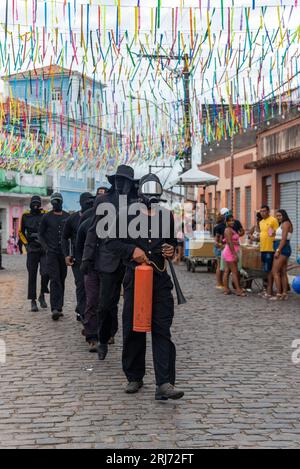 Maragogipe, Bahia, Brasilien - 20. Februar 2023: Gruppen von Personen in Kostümen werden während des Karnevals in der Stadt Maragogipe, Bahia, zu Fuß gesehen. Stockfoto