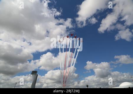 Jet Fighters in Cloud. Kampfflugzeuge in Flugschau am blauen Himmel. Et-Flugzeuge, die die Bildung am Himmel verlassen. Air Force-Kampfflugzeug im Vollflug. Stockfoto