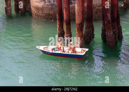 Vera Cruz, Bahia, Brasilien - 11. April 2023: Kleines Fischerboot mit zwei Männern wird am Schiffsterminal auf der Insel Itaparica in Vera Cruz, B, gesehen Stockfoto