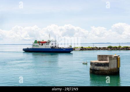 Vera Cruz, Bahia, Brasilien - 11. April 2023: Ankunft mit der Fähre am Schiffsterminal auf der Insel Itaparica in Vera Cruz, Bahia. Stockfoto