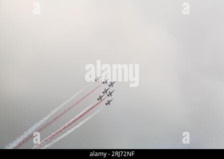 Jet Fighters in Cloud. Kampfflugzeuge in Flugschau am blauen Himmel. Et-Flugzeuge, die die Bildung am Himmel verlassen. Air Force-Kampfflugzeug im Vollflug. Stockfoto