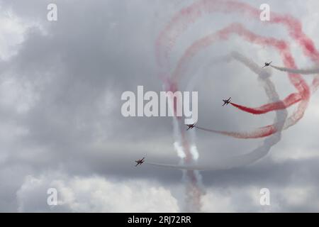 Jet Fighters in Cloud. Kampfflugzeuge in Flugschau am blauen Himmel. Et-Flugzeuge, die die Bildung am Himmel verlassen. Air Force-Kampfflugzeug im Vollflug. Stockfoto