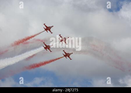 Jet Fighters in Cloud. Kampfflugzeuge in Flugschau am blauen Himmel. Et-Flugzeuge, die die Bildung am Himmel verlassen. Air Force-Kampfflugzeug im Vollflug. Stockfoto