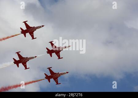 Jet Fighters in Cloud. Kampfflugzeuge in Flugschau am blauen Himmel. Et-Flugzeuge, die die Bildung am Himmel verlassen. Air Force-Kampfflugzeug im Vollflug. Stockfoto