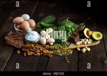 Eine attraktive Präsentation von gesunden Fetten aus einer ketogenen Diät auf einem rustikalen Holztisch. Stockfoto