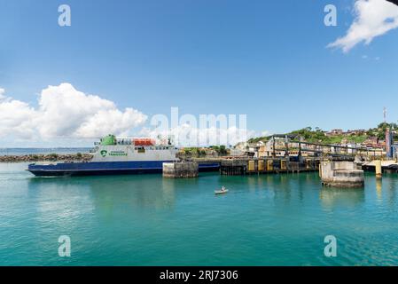 Vera Cruz, Bahia, Brasilien - 11. April 2023: Ankunft mit der Fähre am Schiffsterminal auf der Insel Itaparica in Vera Cruz, Bahia. Stockfoto