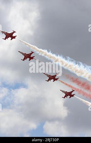 Jet Fighters in Cloud. Kampfflugzeuge in Flugschau am blauen Himmel. Et-Flugzeuge, die die Bildung am Himmel verlassen. Air Force-Kampfflugzeug im Vollflug. Stockfoto