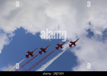 Jet Fighters in Cloud. Kampfflugzeuge in Flugschau am blauen Himmel. Et-Flugzeuge, die die Bildung am Himmel verlassen. Air Force-Kampfflugzeug im Vollflug. Stockfoto