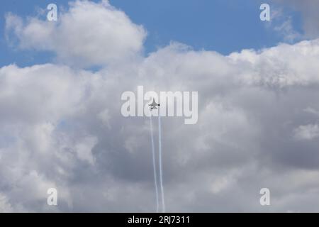 Jet Fighters in Cloud. Kampfflugzeuge in Flugschau am blauen Himmel. Et-Flugzeuge, die die Bildung am Himmel verlassen. Air Force-Kampfflugzeug im Vollflug. Stockfoto