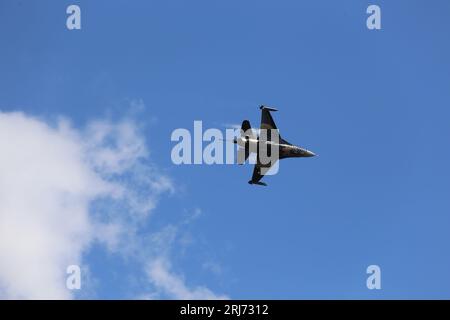 Jet Fighters in Cloud. Kampfflugzeuge in Flugschau am blauen Himmel. Et-Flugzeuge, die die Bildung am Himmel verlassen. Air Force-Kampfflugzeug im Vollflug. Stockfoto