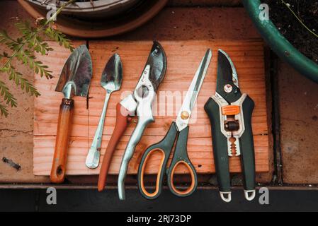 Eine Vielzahl von Gartengeräten und -Zubehör ist im Außenbereich angeordnet. Stockfoto