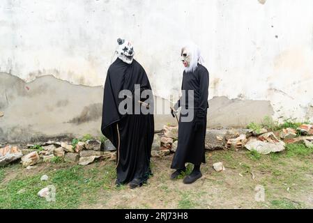 Santo Amaro, Bahia, Brasilien - 23. Juli 2023: In den Straßen von Acupe in Santo Amaro, Bahia, werden zwei Menschen in Monsterverkleidungen gesehen. Stockfoto