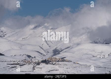 Dieser Luftblick auf das malerische Dorf Castelluccio in den Apenninen Bergen Umbriens, Italien, zeigt die atemberaubende Schönheit und den Charme Stockfoto