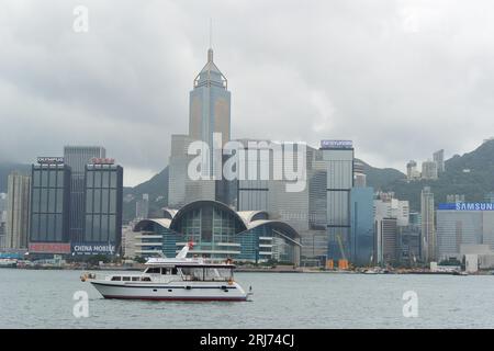 Ein malerischer Blick auf Tsim Sha Tsui, ein beliebtes Touristenziel in Hongkong Stockfoto