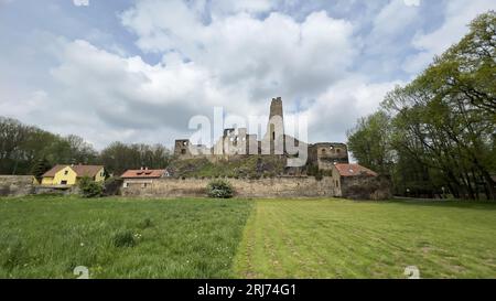 Die Ruinen der Burg Okor, Zentralböhmen, Tschechische Republik. Stockfoto