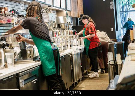 Charlotte North Carolina, Starbucks Kaffee, Baristas hinter dem Tresen, Schwarzer Afrikaner, ethnische Minderheit, Bewohner, Mann Männer, Frau Frauen Dame fema Stockfoto