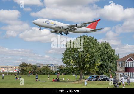 Heathrow, London, Großbritannien. August 2023. Ankunft in London Heathrow. Die Passagierzahlen am Flughafen Heathrow erreichen das Niveau vor der Pandemie, da das variable Wetter in Großbritannien die Ferienflüge in heißere Klimazonen beschleunigt. Auch die Zahl der Passagiere zu Zielen in Nordamerika ist um über 70 % gestiegen. Quelle: Malcolm Park/Alamy Live News Stockfoto