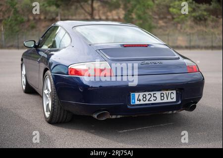 Rückansicht des klassischen Sportwagens Porsche 996 Carrera in blauer Farbe Stockfoto