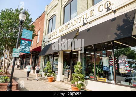 Belmont North Carolina, Werbebanner, Frauen, Frauen, Frauen, Frauen, Erwachsene, Freunde der Bewohner, Joggingschuhe, Joggen, draußen, Vordereingänge des Gebäudes, St Stockfoto