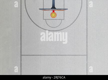 Ein Foto von einem minimalen Basketballfeld aus der obigen Abbildung. Stockfoto