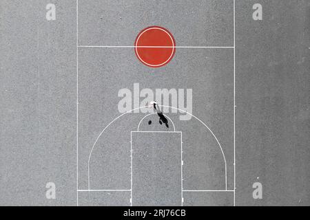 Ein Mann, der Basketball auf einem minimalen Basketballfeld spielt. 2023 Fiba-Weltmeisterschaft Stockfoto