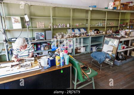 York South Carolina, früherer Hardware-Laden, alles verkaufen, Kreuzworträtsel machen, Frau Frau Frau, Frau, Frau, Frau, Erwachsene, Bewohner, Seniorin Stockfoto