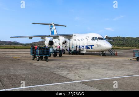 Philippinen Skyjet Airlines Flugzeug auf dem Asphalt des kleinen Flughafen Coron, Gepäck in Trolleys, philippinische Airline, Flugzeug British Aerospace 146-200 Stockfoto