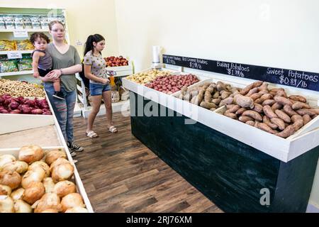 Chester South Carolina, der Markt auf der Cotton Hills Farm, Kartoffeln rot weiß, Teenager, Jugendkultur Freunde Jugendliche, Resident Girl Kind c Stockfoto