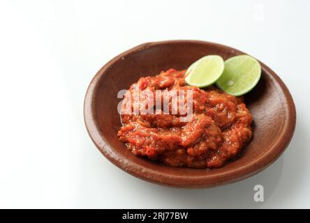 Sambal Tomat oder Spicy Tomato Paste auf Steingut Teller, Isolate on White Stockfoto