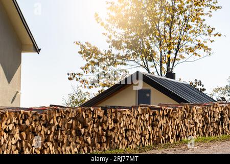 Ein Stapel Brennholz auf dem Hintergrund des Hauses Stockfoto