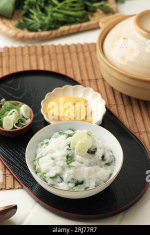 Reisbrei mit sieben Kräutern oder Nanakusa Gayu, japanisches Essen Stockfoto