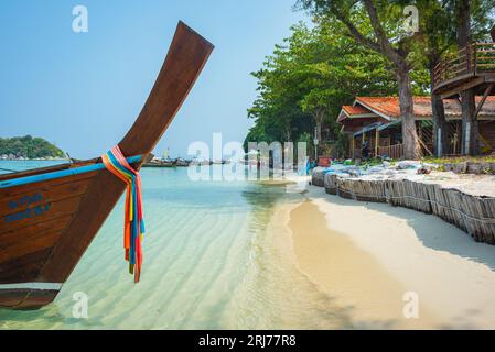 Ko Lipe, Thailand - 11. April 2023: Ein Langboot am Sunrise Beach bei Flut. Stockfoto