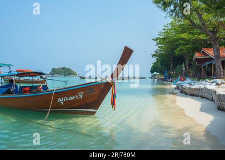 Ko Lipe, Thailand - 11. April 2023: Ein Langboot am Sunrise Beach bei Flut. Stockfoto