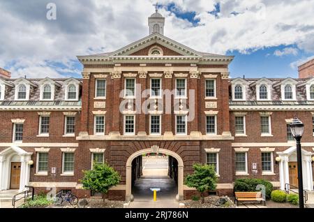 Troy, NY – USA – 13. August 2023 der Quad Archway, der Eingang zu den dreistöckigen, roten Quadrangle-Wohnheimen (The Quad) im Rensselaer Polytechnic Stockfoto