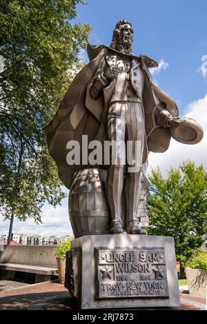 Troy, NY, USA, 13. August 2023 die 1,80 m hohe Aluminiumstatue von Onkel Sam im Riverfront Park in Troy. Stockfoto