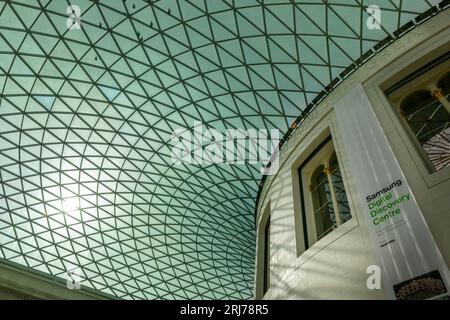 Queen Elizabeth II Great Court, British Museum, Great Russell Street London. Das von Foster & Partners entworfene große Gericht ist das größte Cov Stockfoto