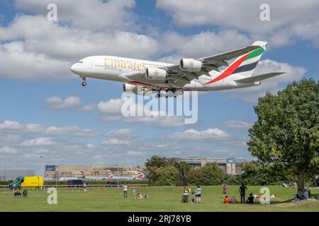 Zivile Luftfahrzeuge beim Landeanflug auf den Flughafen Heathrow in London, Vereinigtes Königreich, am 21. August 2023 Stockfoto