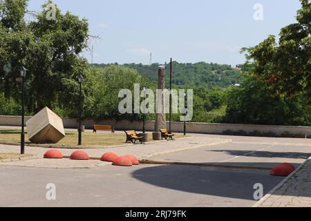 Ansicht der Säule auf dem Gebiet der mittelalterlichen Festung in Soroca, Moldau. Das Fort wurde 1499 vom moldauischen Prinzen Stephan dem Großen erbaut. Wurde in 2 renoviert Stockfoto