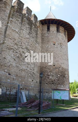 Soroca, Moldawien - 24. Juni 2023: Blick auf die mittelalterliche Festung in Soroca. Das Fort wurde 1499 vom moldauischen Prinzen Stephan dem Großen erbaut. Wurde 2015 renoviert Stockfoto